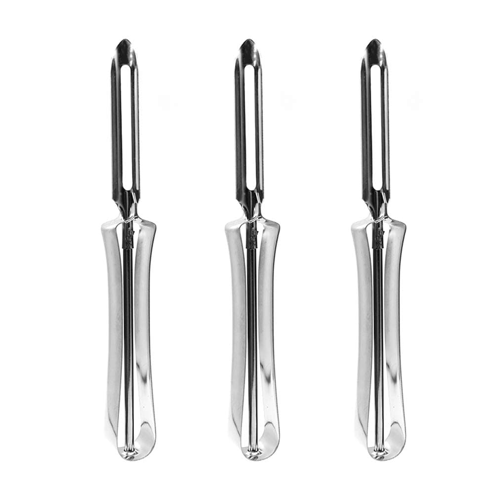 Descascador Rotativo Pro a descascar uma maçã numa cozinha