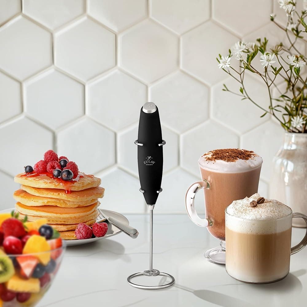 Espumador de Leite Elétrico a criar espuma cremosa num cappuccino